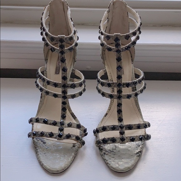 BCBG 7.5 snakeskin gray and white 3 inch heels - Picture 1 of 3